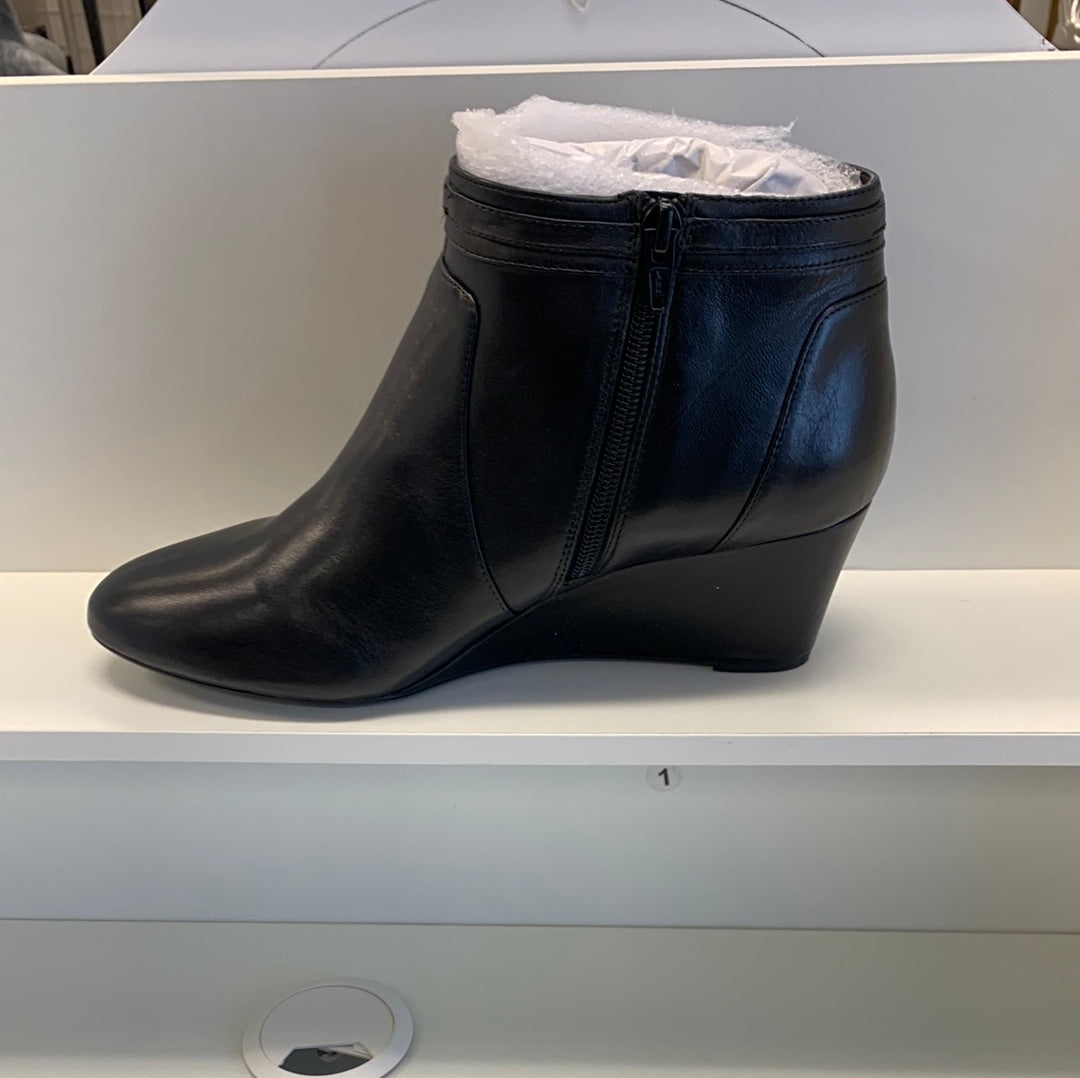 Naturalizer, Quintana black bootie, size 6w