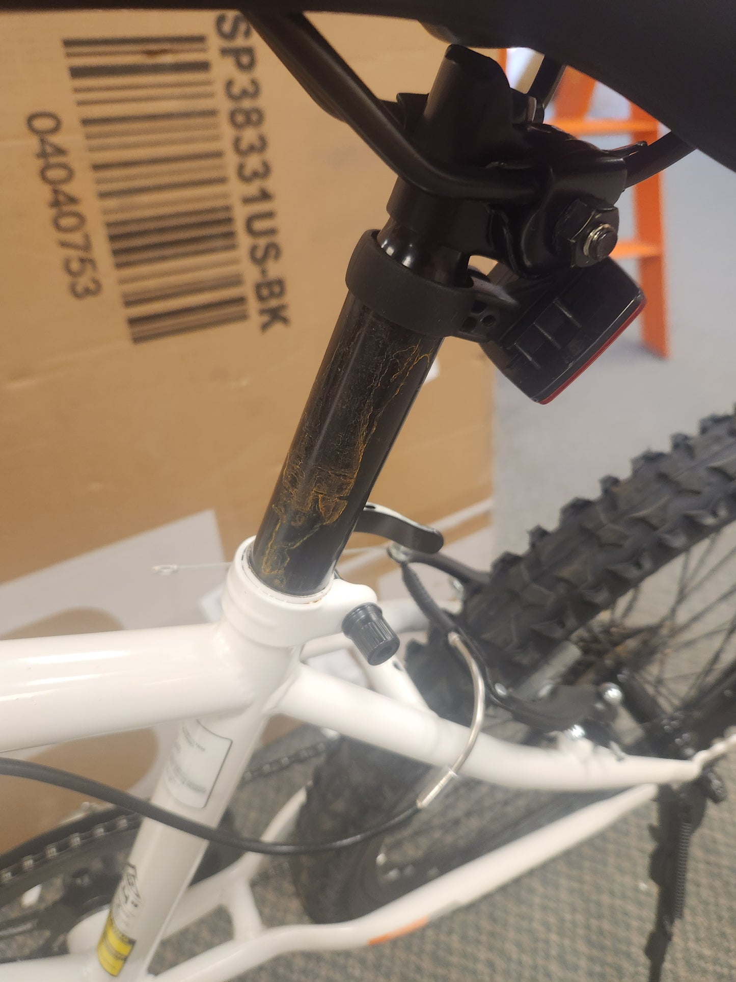Kids Mountain Bike 24 Inch Bicycle for Boys Girls Aged 8+ Years Old - White (Customer Return)